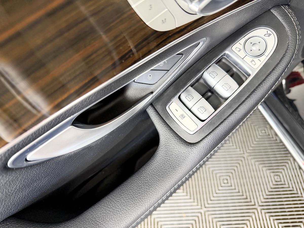 Mercedes-Benz C300 photo 30