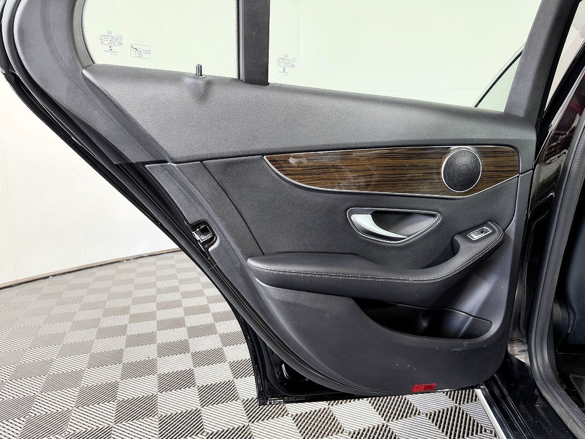 Mercedes-Benz C300 photo 34