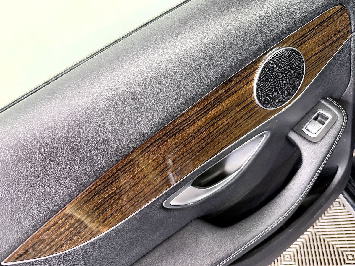Mercedes-Benz C300 photo 35