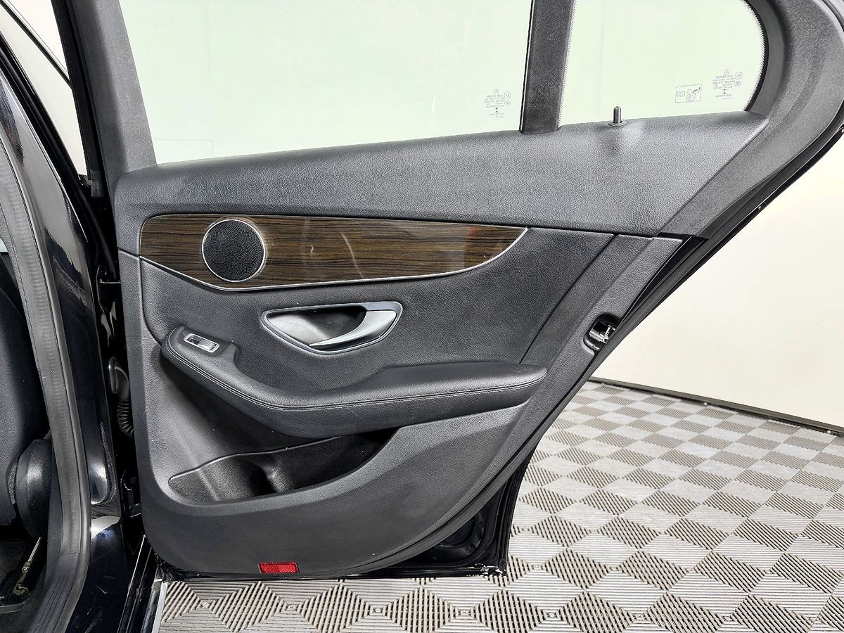 Mercedes-Benz C300 photo 40