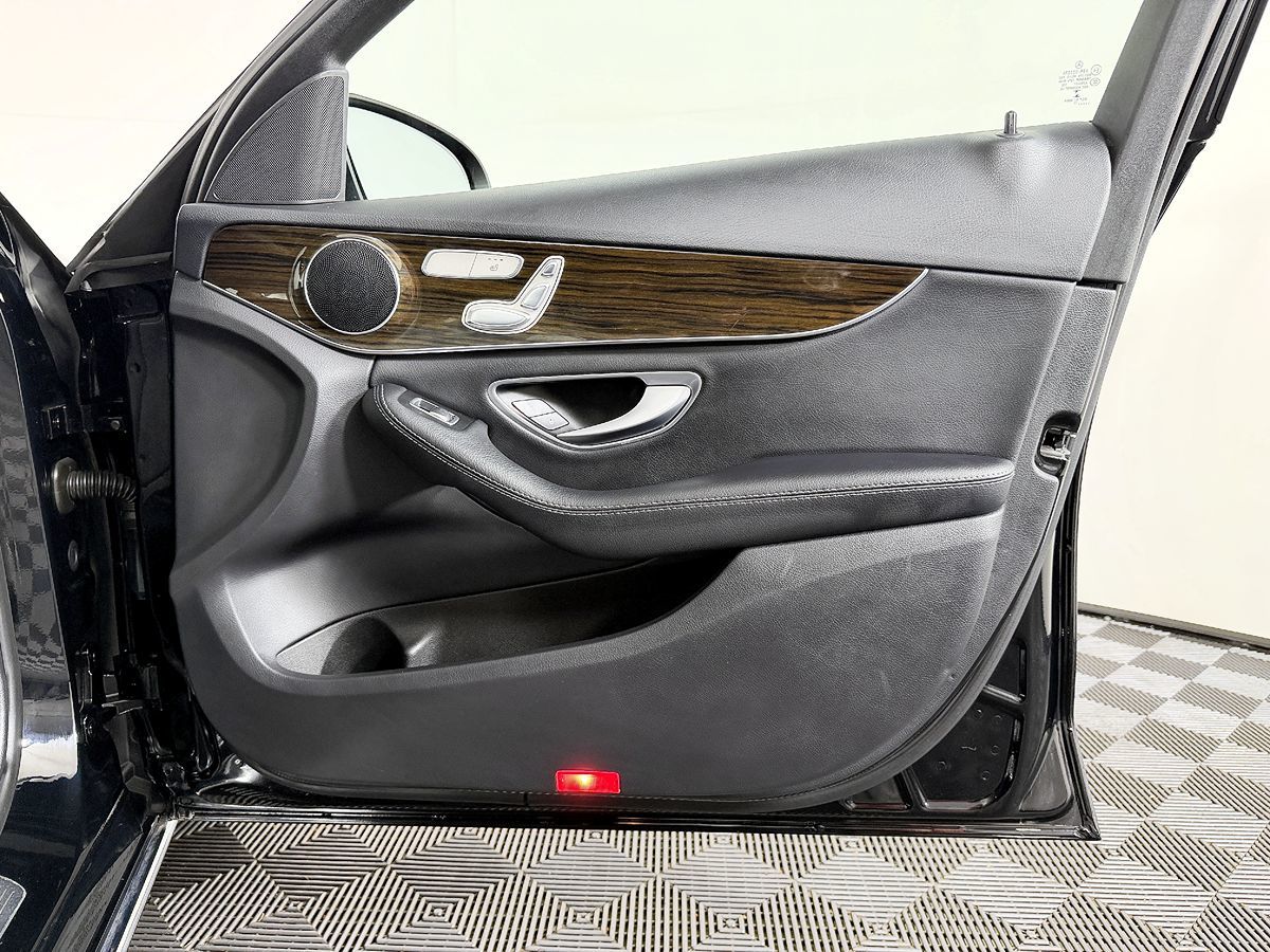 Mercedes-Benz C300 photo 45