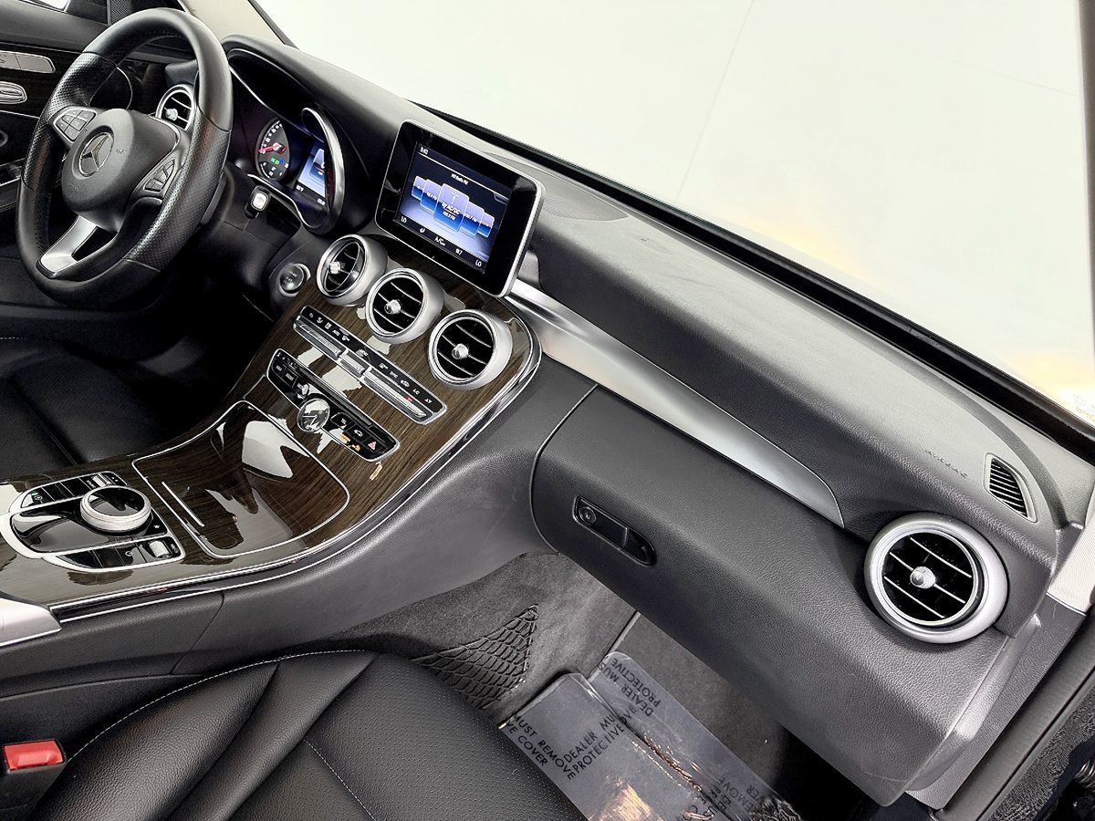 Mercedes-Benz C300 photo 49