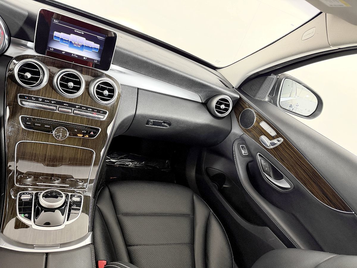 Mercedes-Benz C300 photo 54