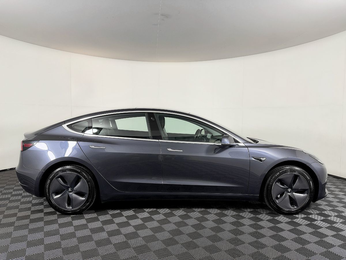 Tesla Model 3 photo 7