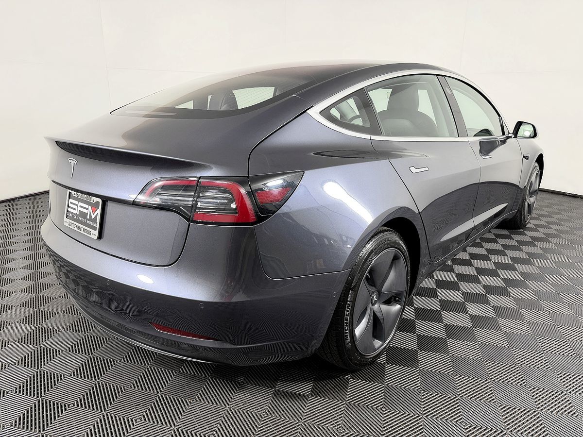 Tesla Model 3 photo 8
