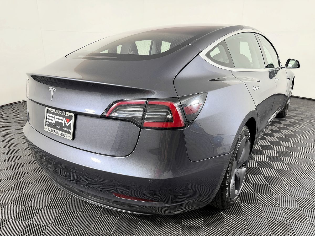 Tesla Model 3 photo 9