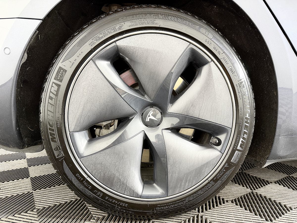 Tesla Model 3 photo 23