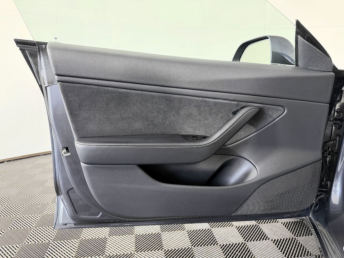 Tesla Model 3 photo 26