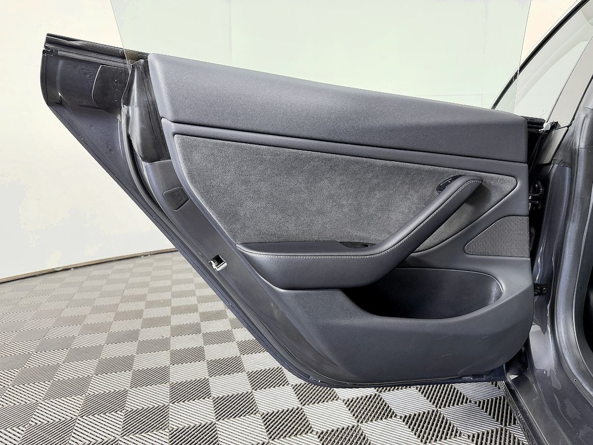 Tesla Model 3 photo 32