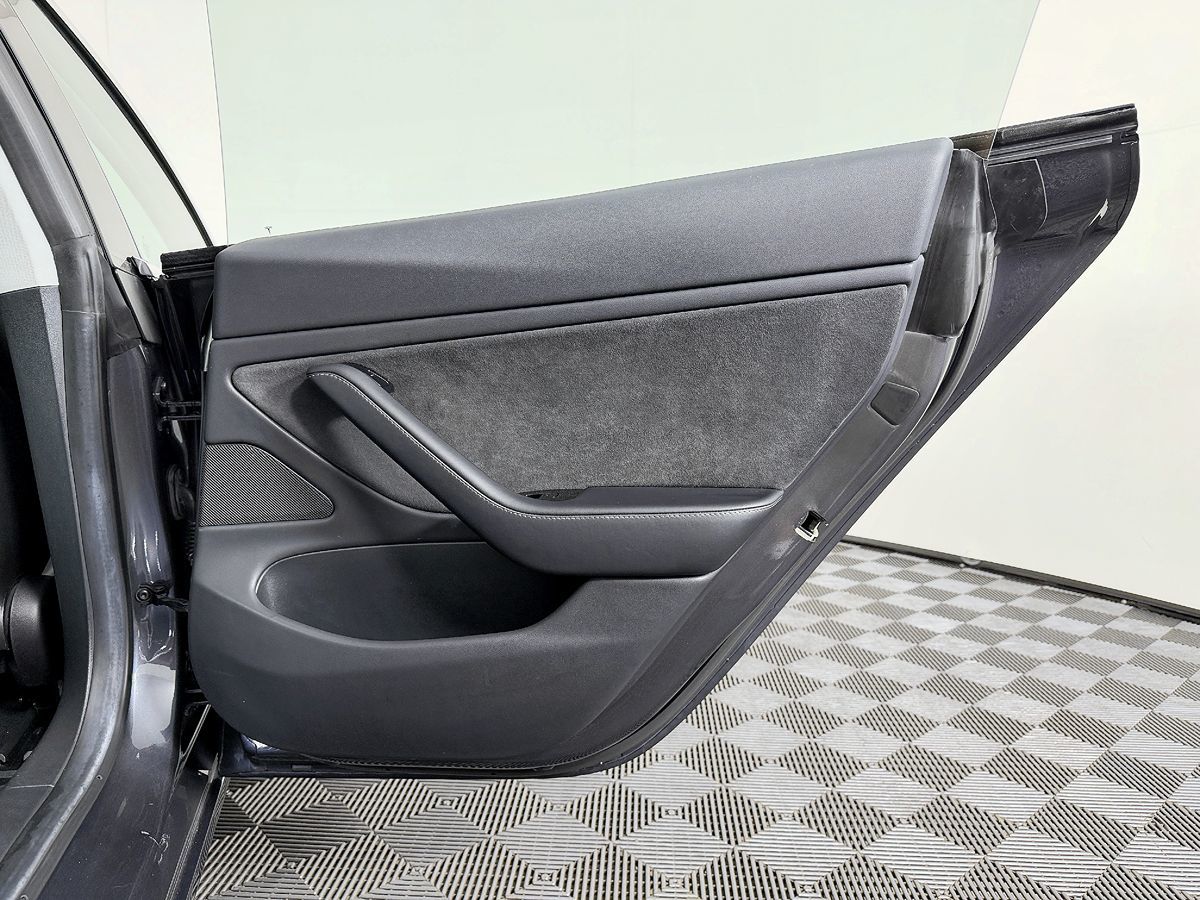 Tesla Model 3 photo 37