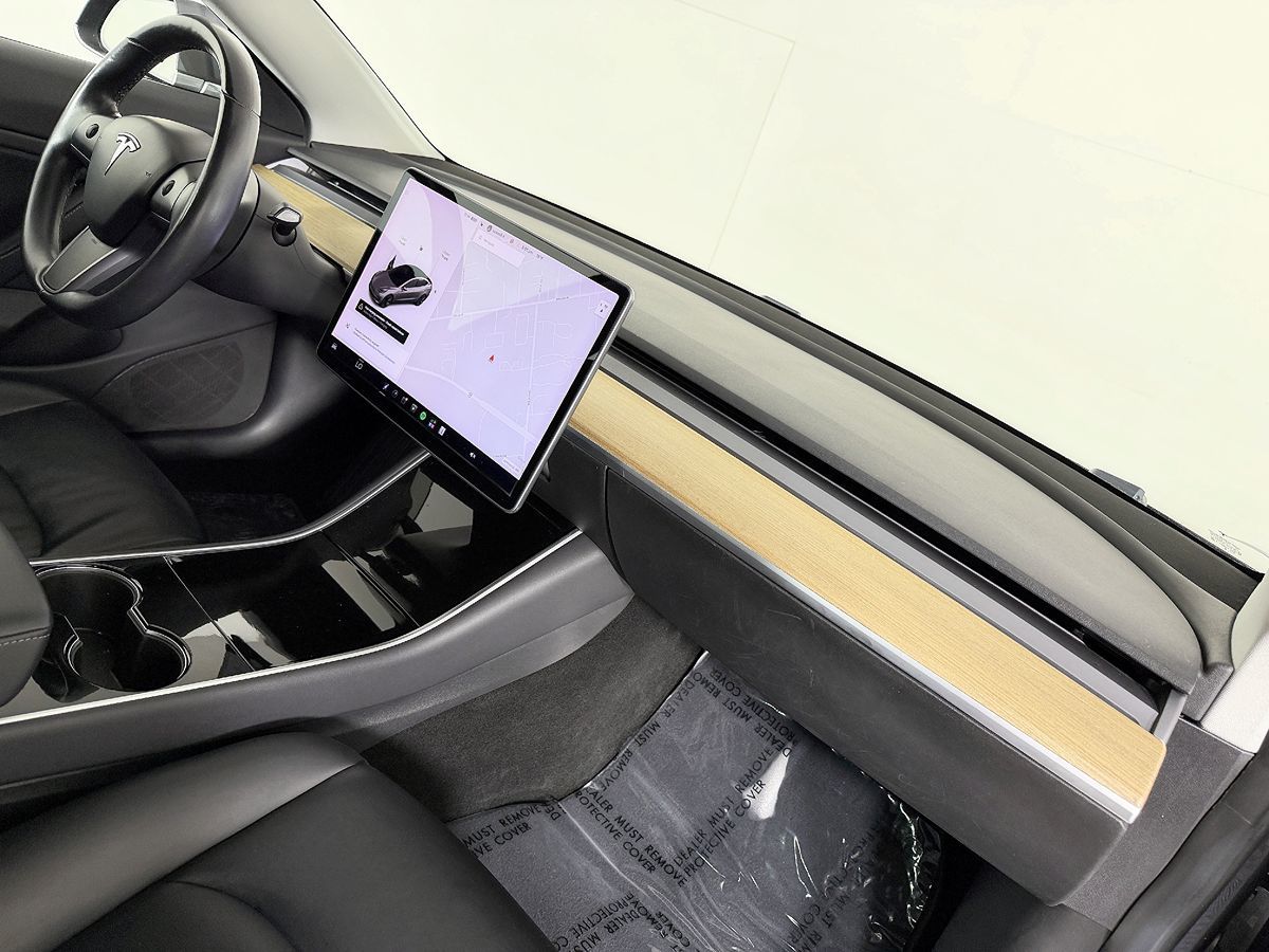 Tesla Model 3 photo 44