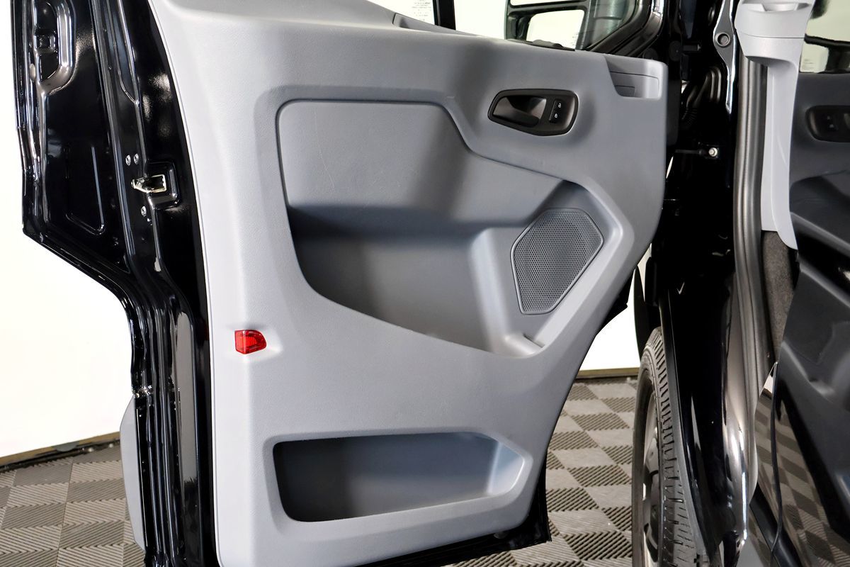 Ford Transit photo 15