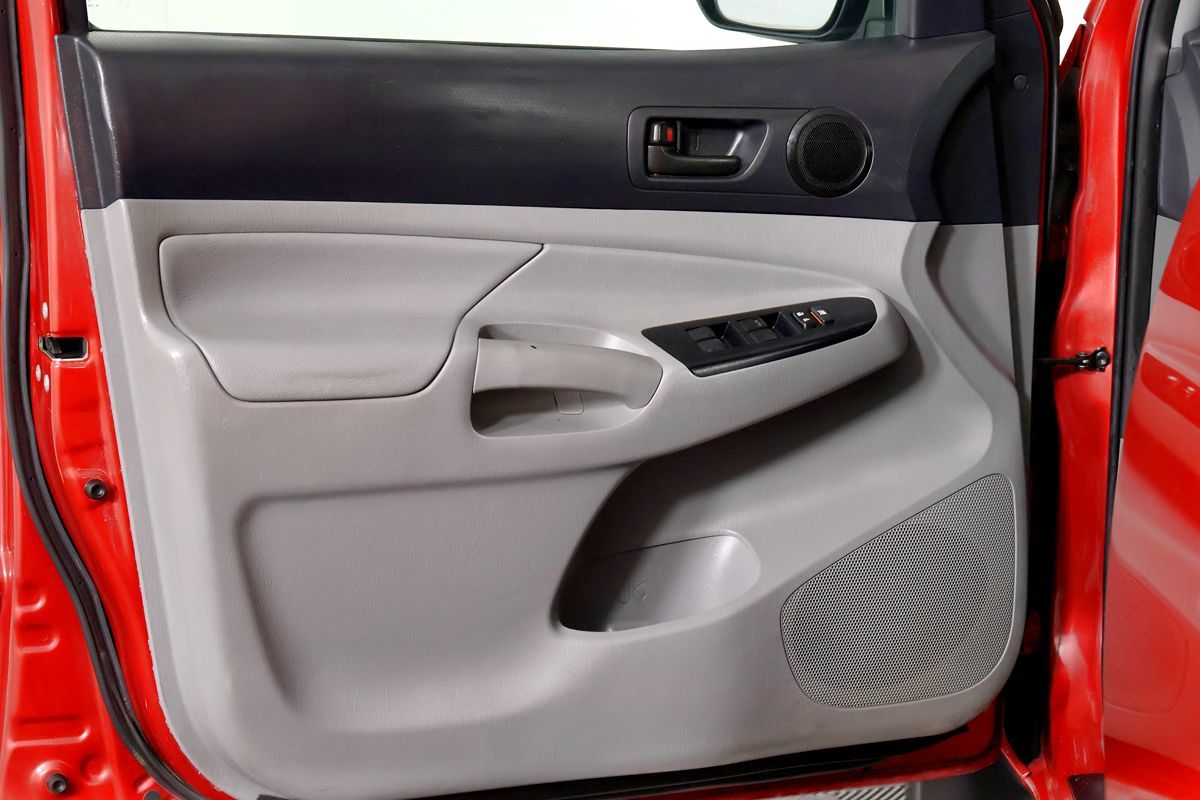 Toyota Tacoma photo 15