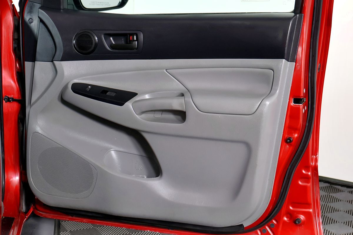 Toyota Tacoma photo 31