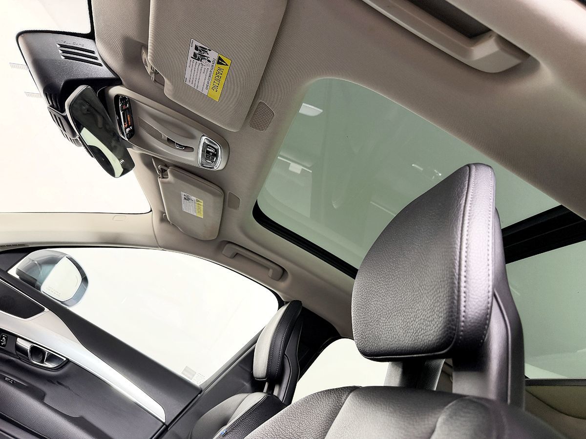 Volvo XC90 photo 29