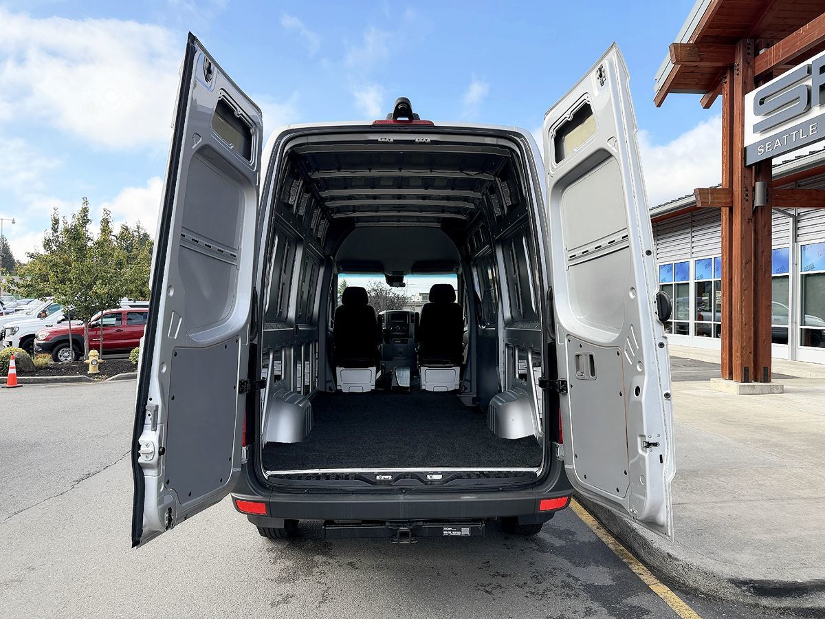 Mercedes-Benz Sprinter photo 13