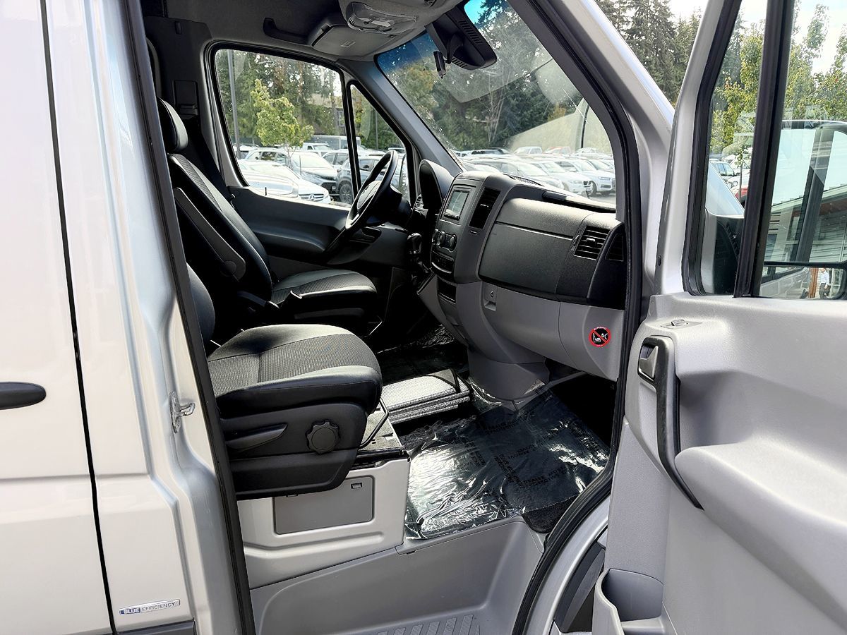 Mercedes-Benz Sprinter photo 30