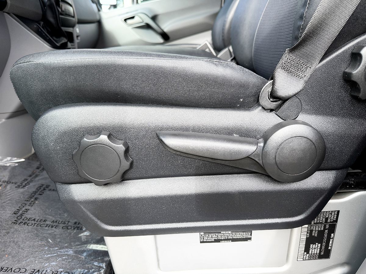 Mercedes-Benz Sprinter photo 38