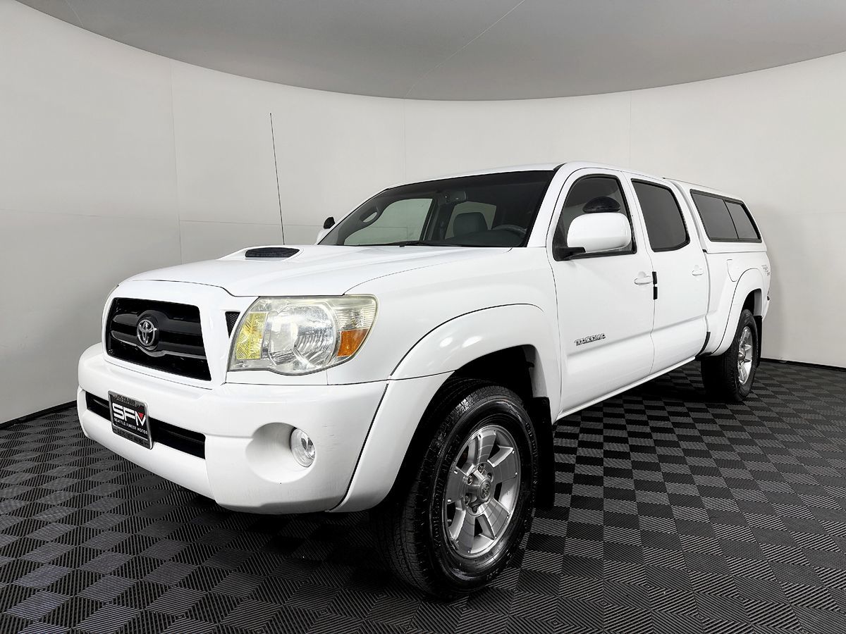 Toyota Tacoma photo 2