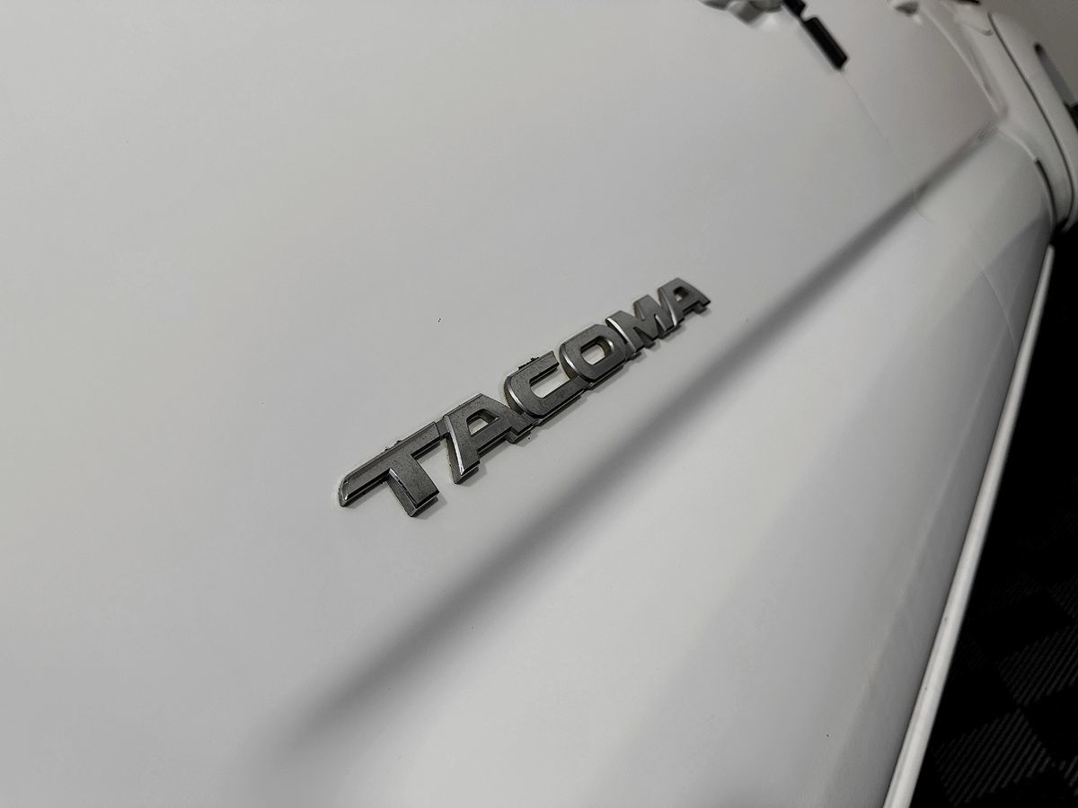 Toyota Tacoma photo 25