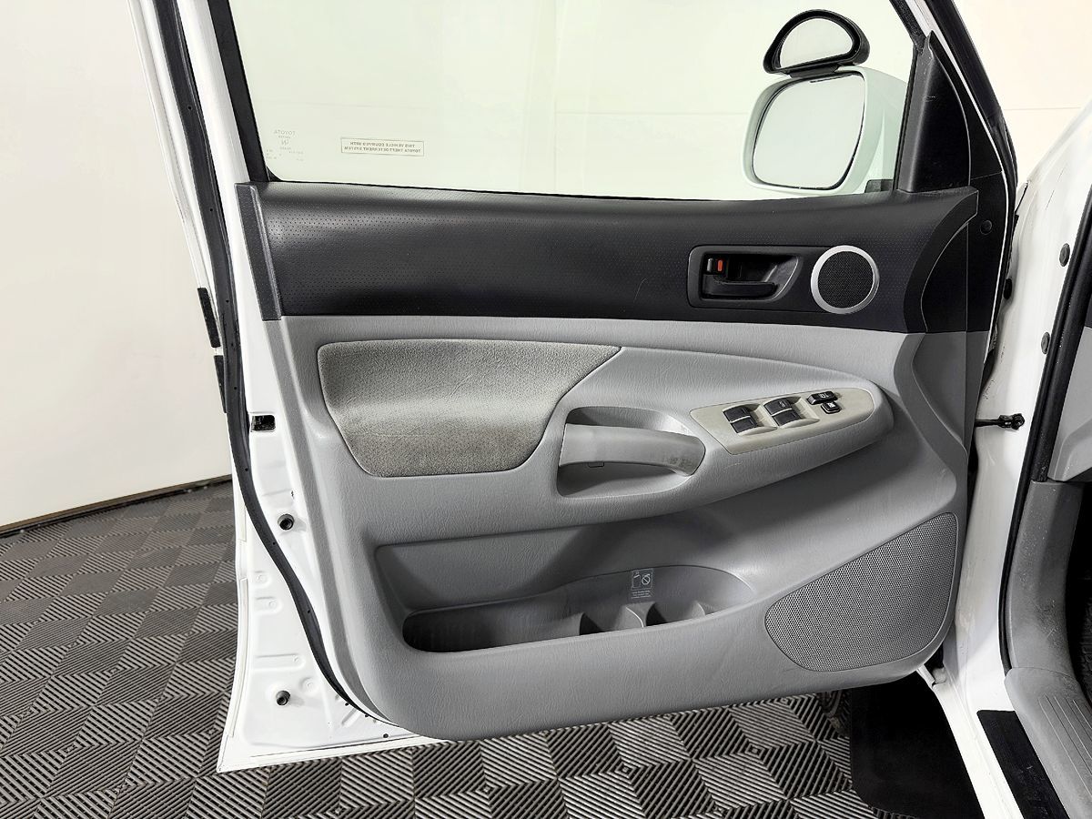 Toyota Tacoma photo 30