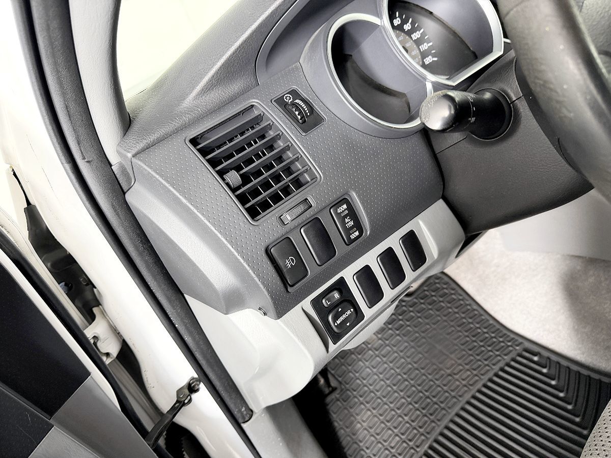 Toyota Tacoma photo 32