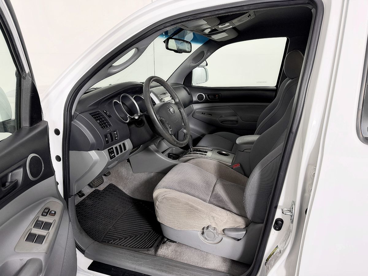 Toyota Tacoma photo 33