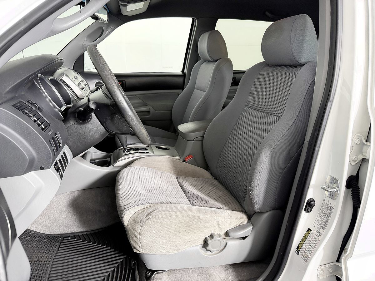 Toyota Tacoma photo 34