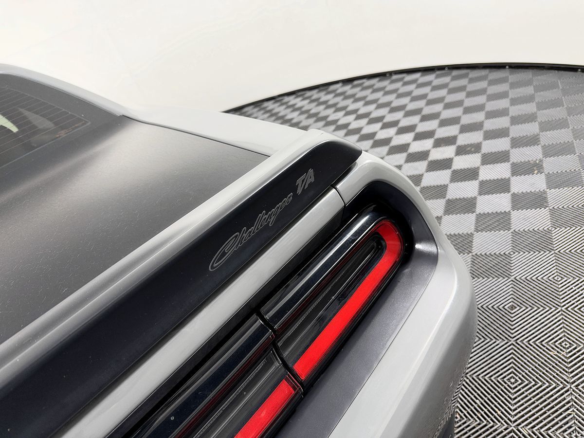 Dodge Challenger photo 12