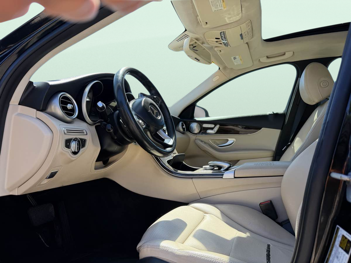 Photo 13 of this Mercedes-Benz C 300