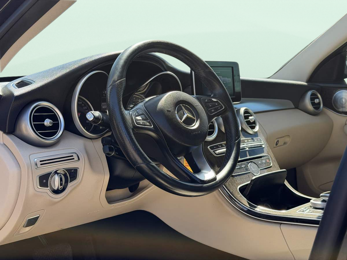 Photo 14 of this Mercedes-Benz C 300