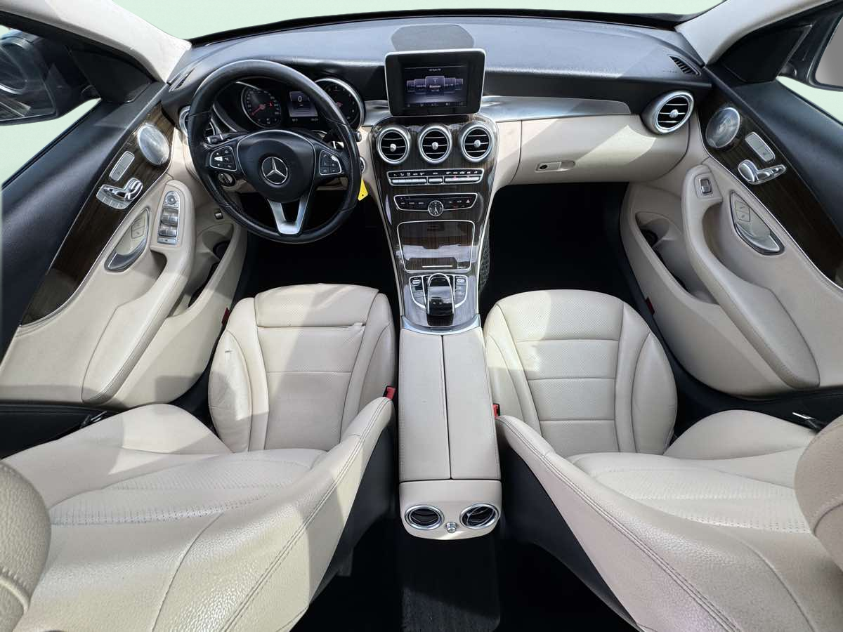 Photo 23 of this Mercedes-Benz C 300