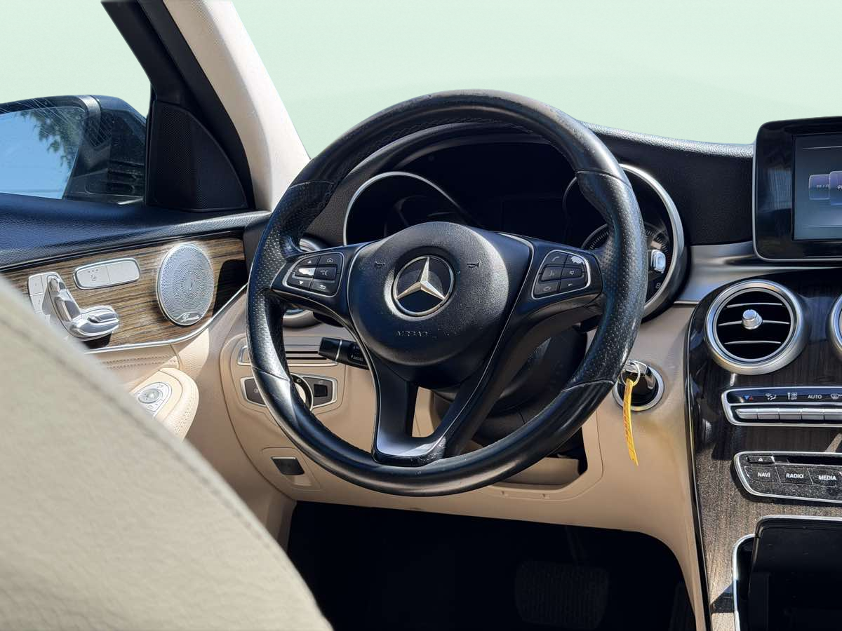 Photo 24 of this Mercedes-Benz C 300