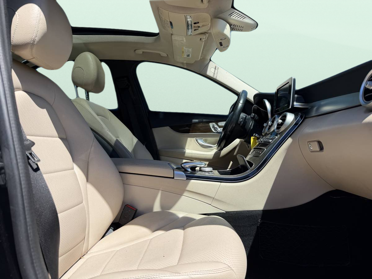 Photo 32 of this Mercedes-Benz C 300