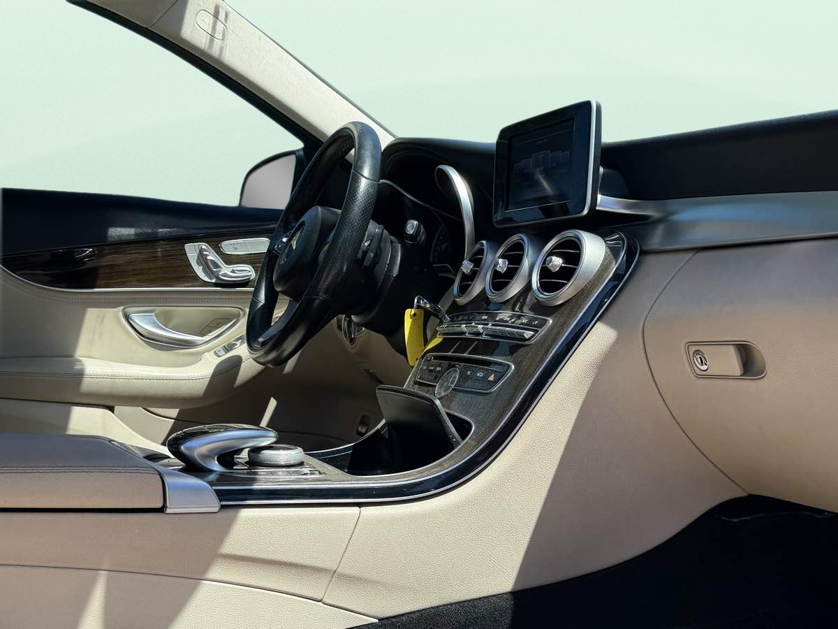 Photo 34 of this Mercedes-Benz C 300