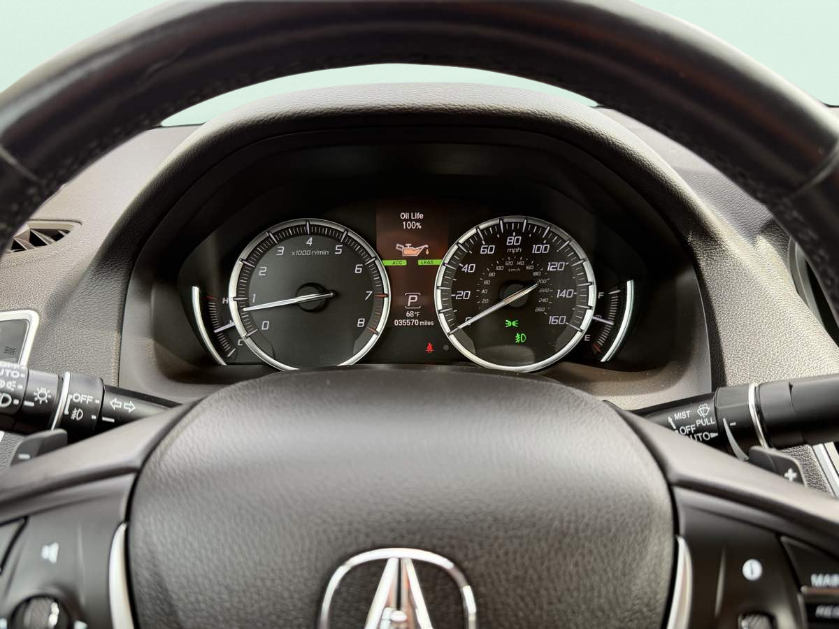Photo 10 of this Acura TLX