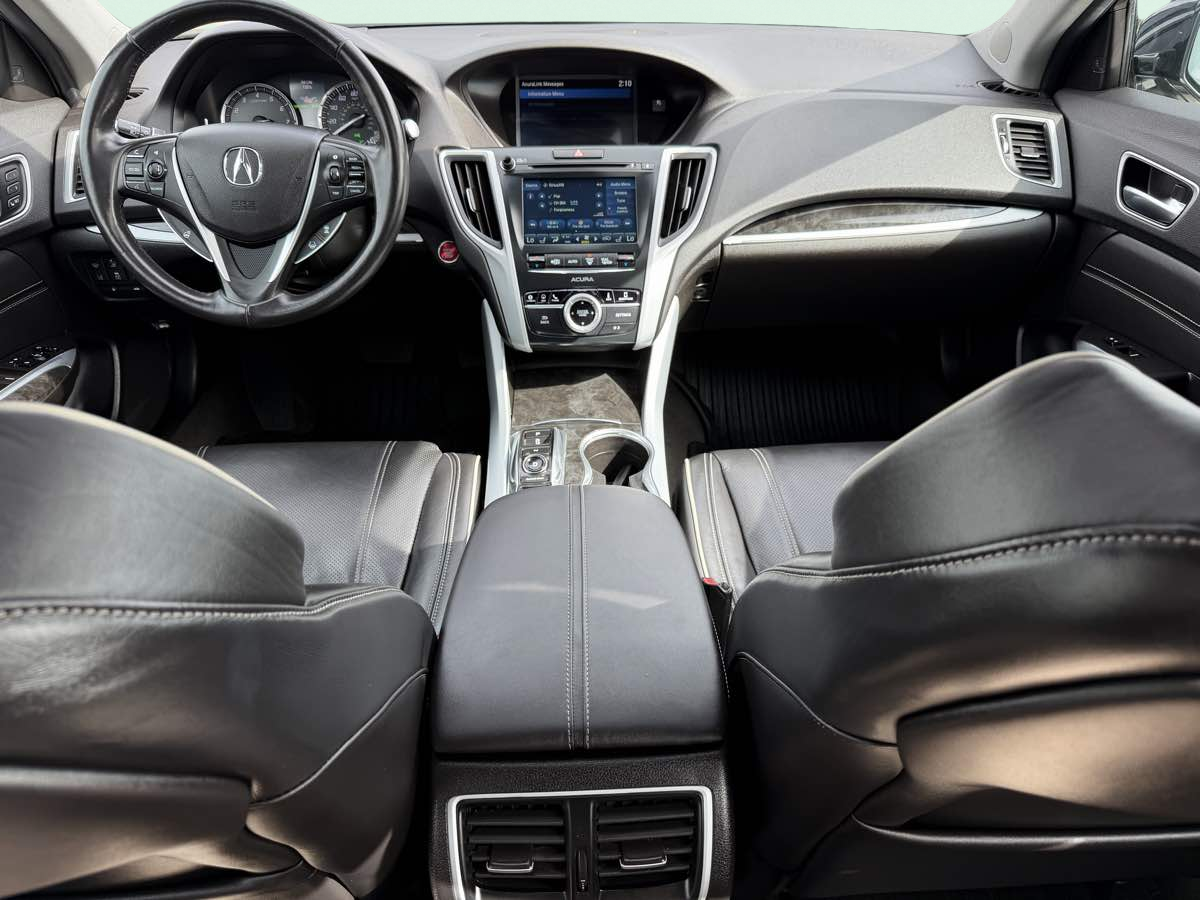 Photo 13 of this Acura TLX