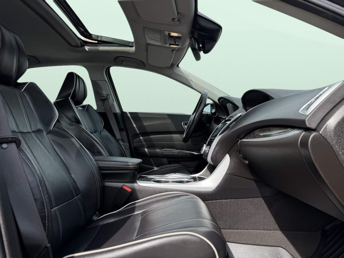 Photo 16 of this Acura TLX