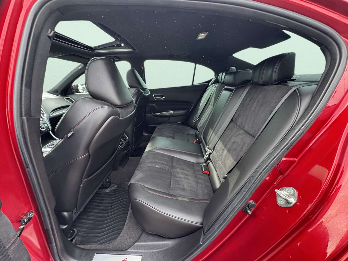 Photo 13 of this Acura TLX