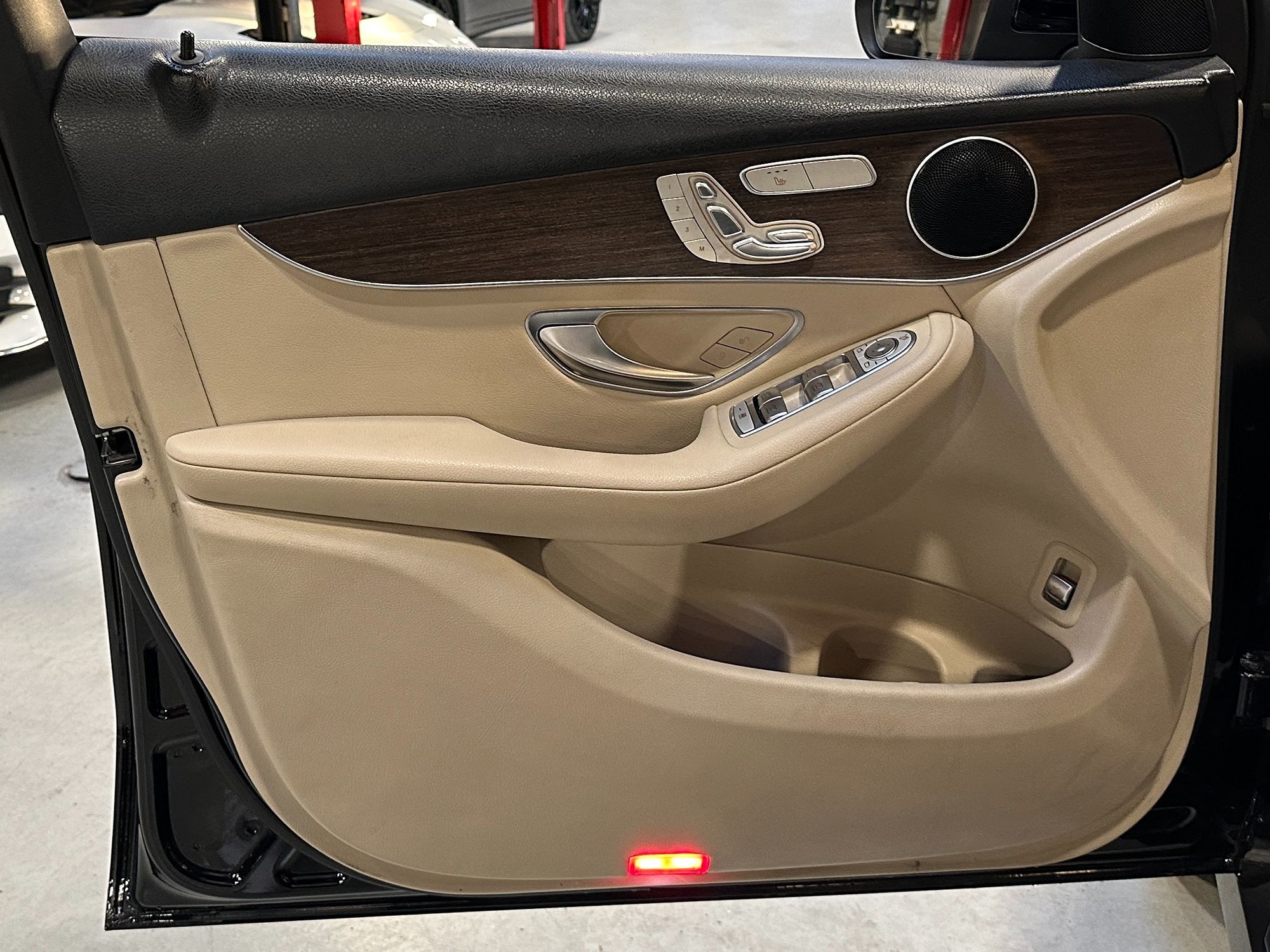 Photo 15 of this Mercedes-Benz GLC 300