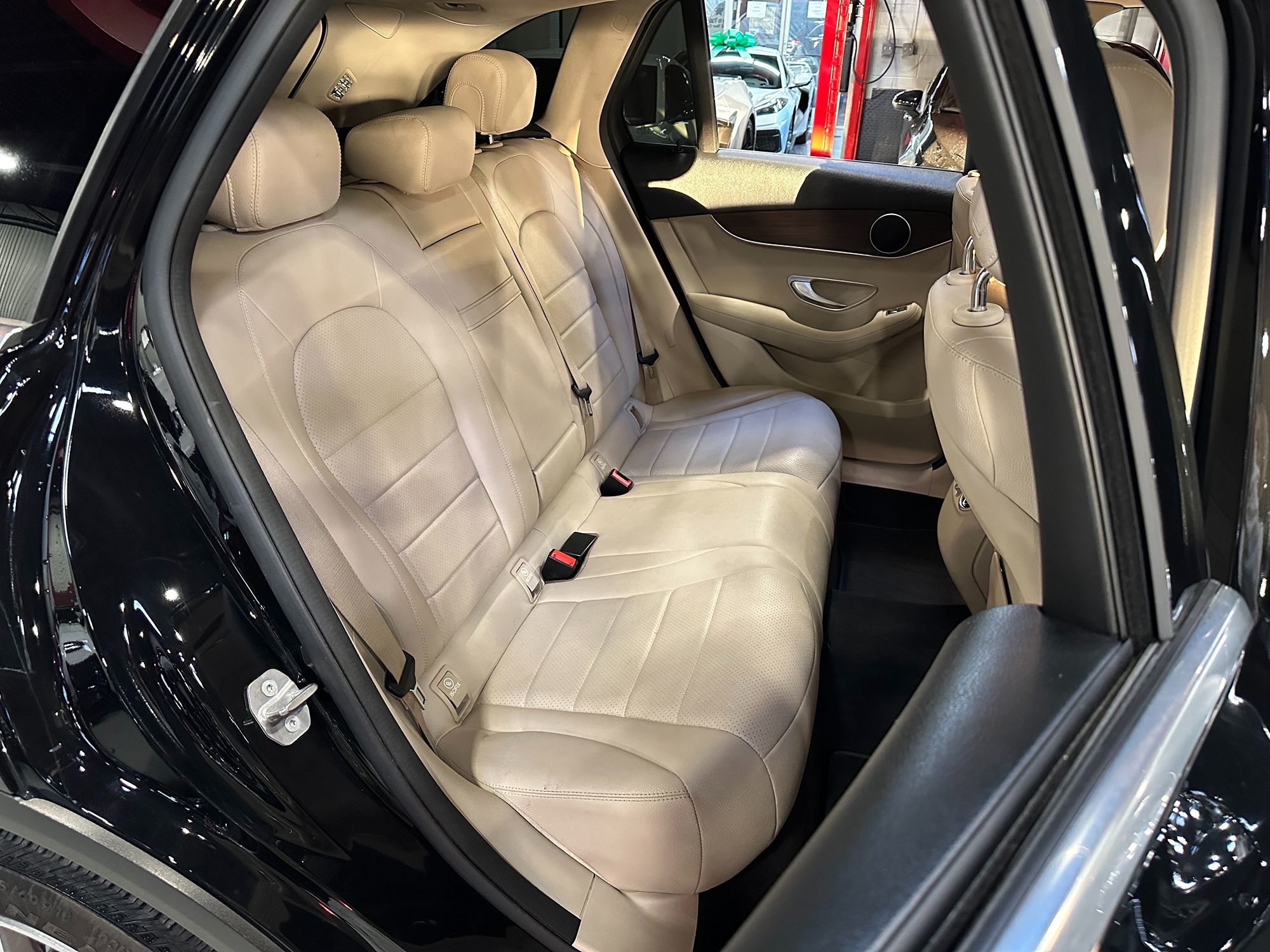 Photo 27 of this Mercedes-Benz GLC 300