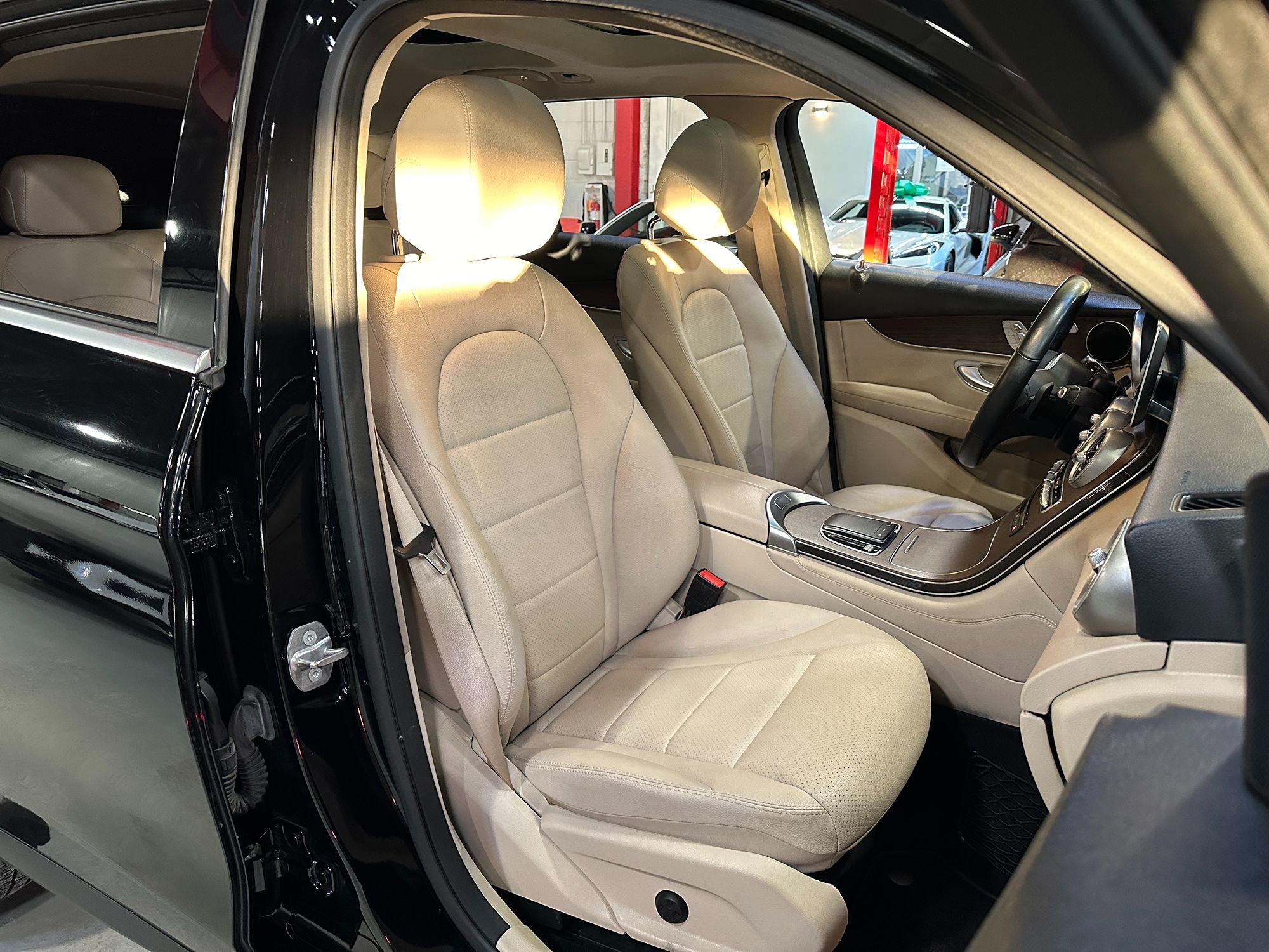Photo 30 of this Mercedes-Benz GLC 300