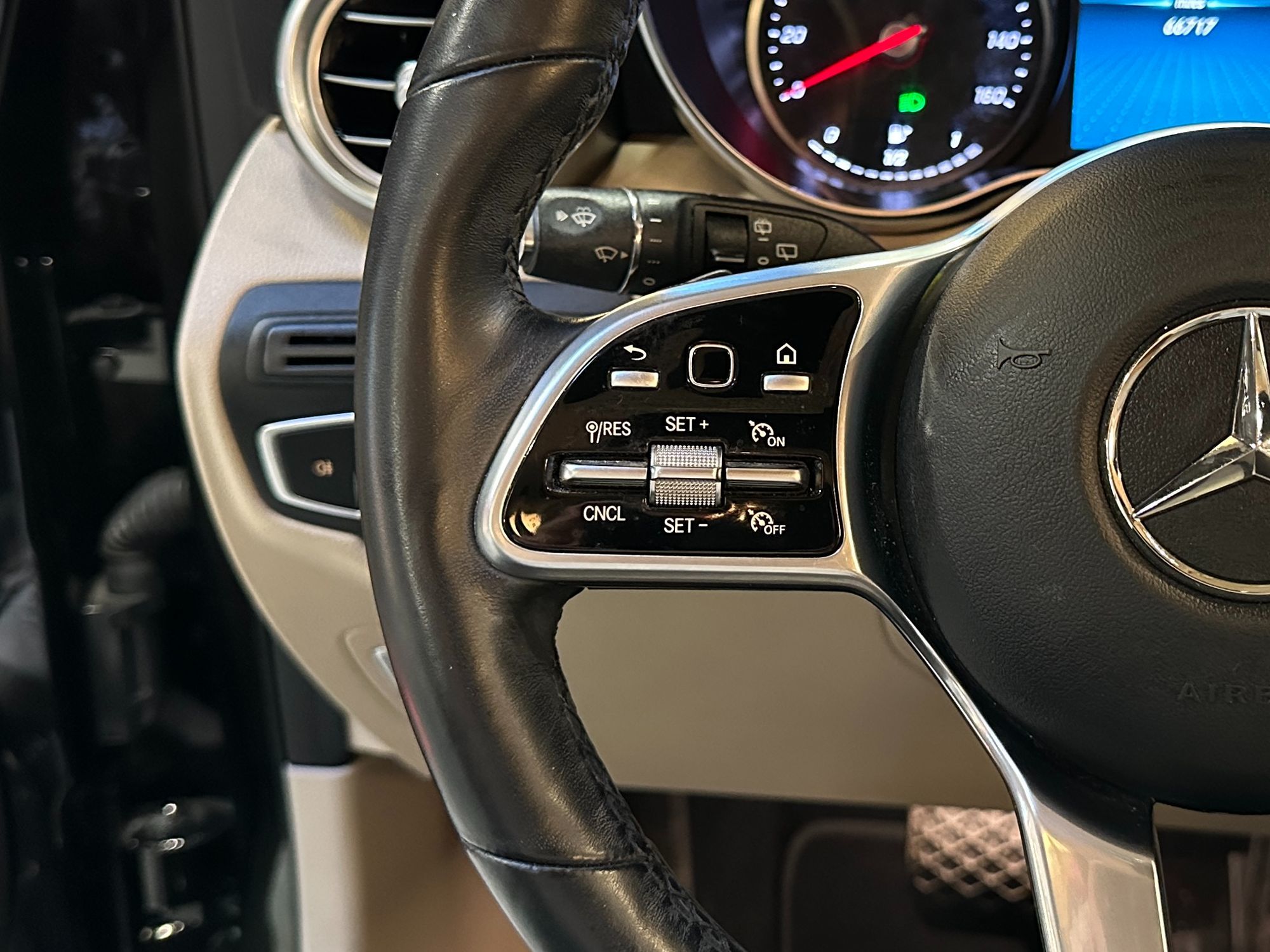 Photo 20 of this Mercedes-Benz GLC 300