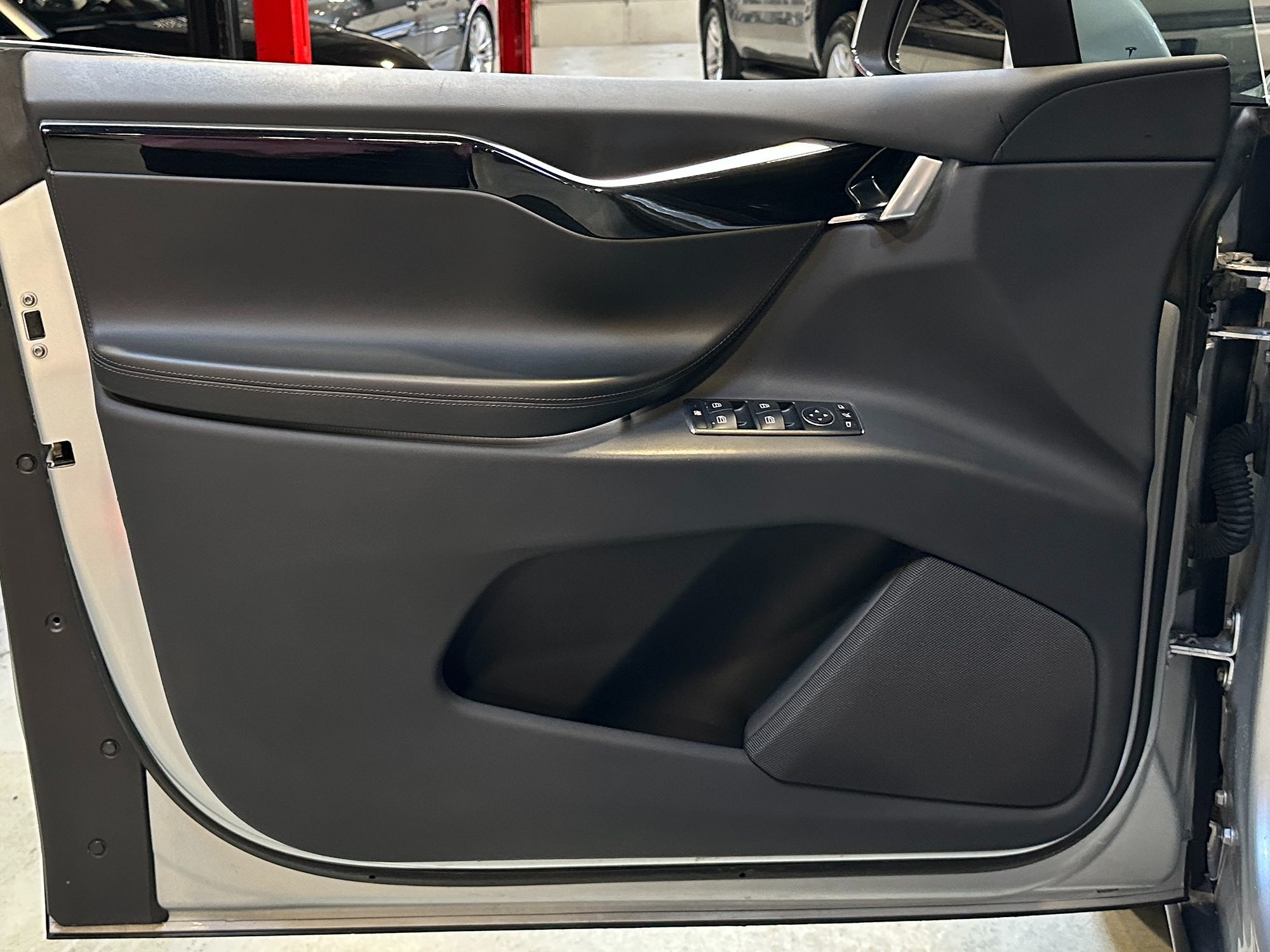 2018 Tesla Model X 75D photo 17