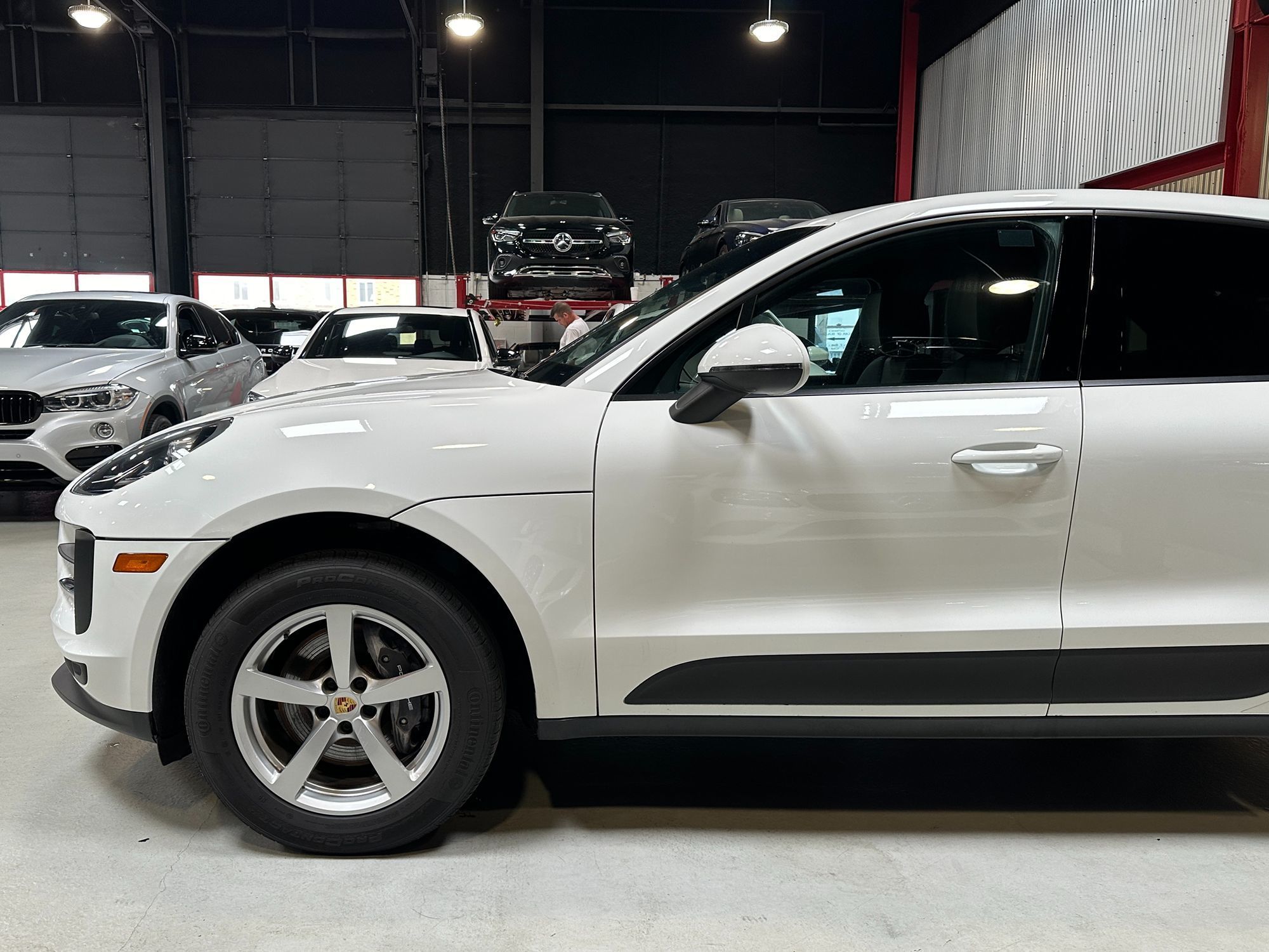 2021 Porsche Macan Base photo 2