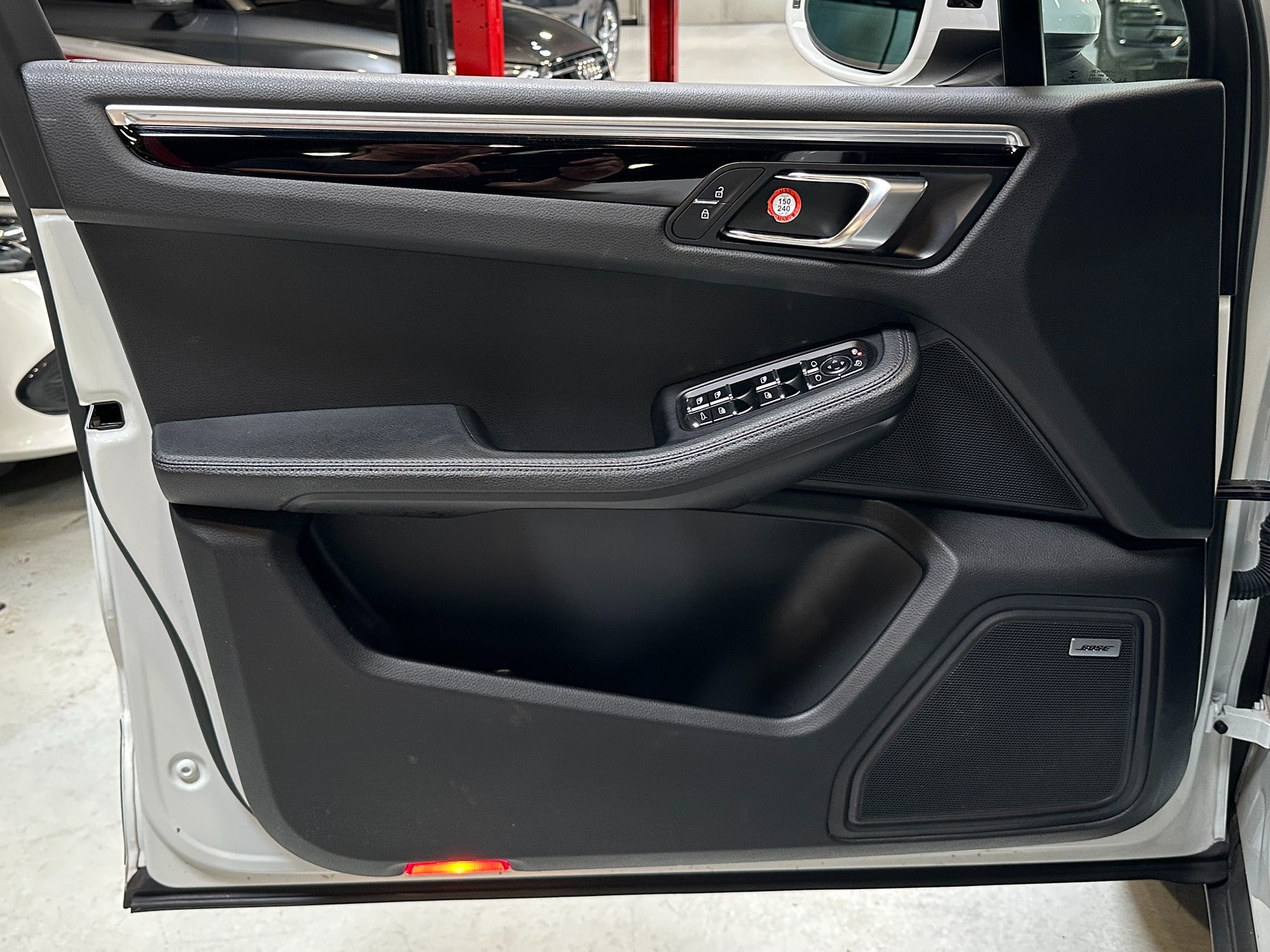 2021 Porsche Macan Base photo 15