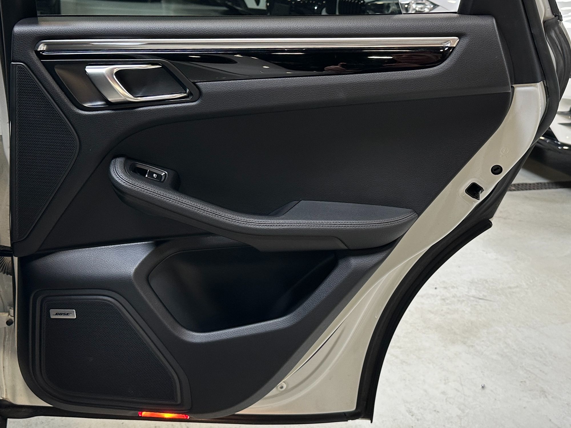 2021 Porsche Macan Base photo 27