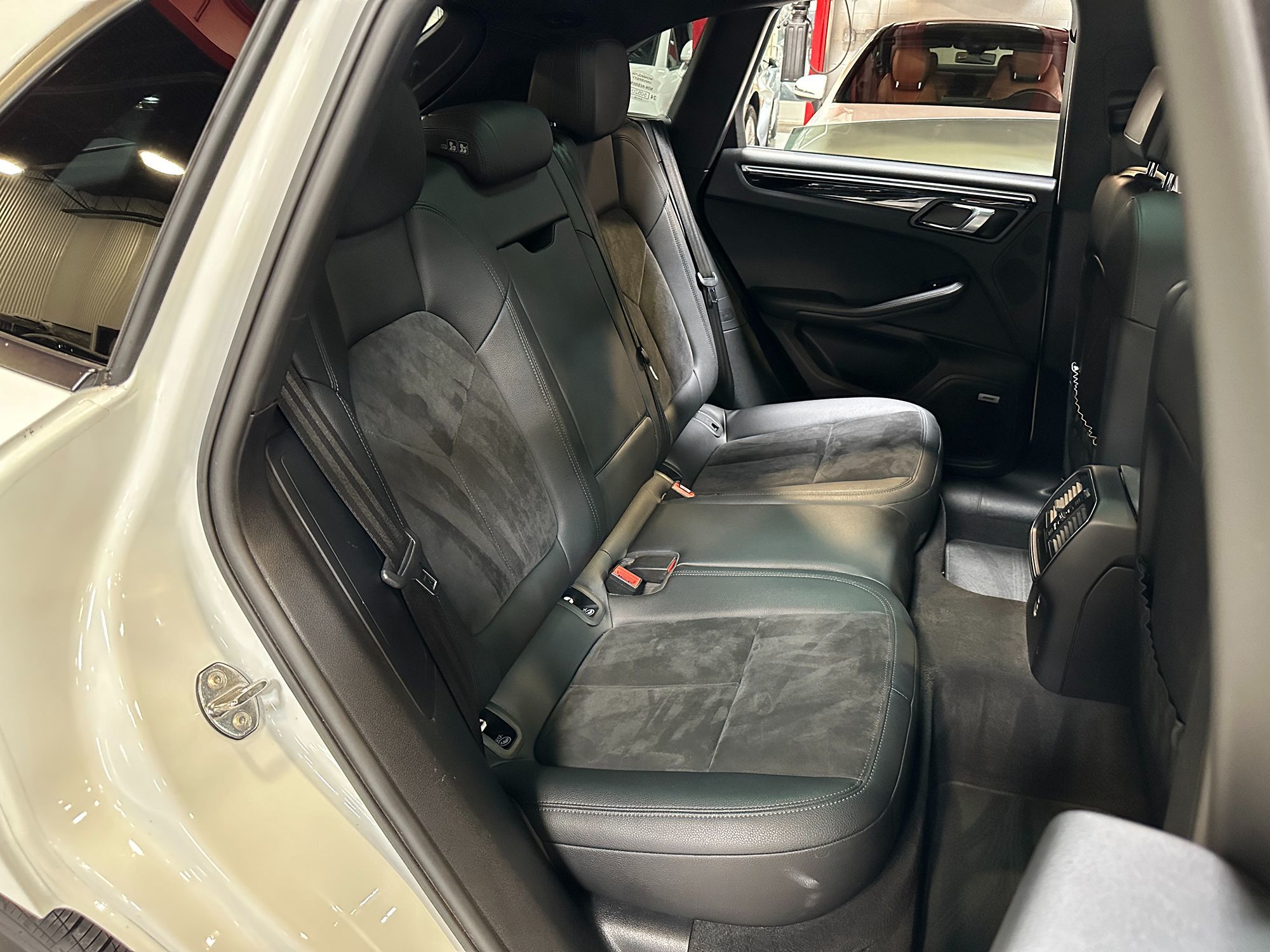 2021 Porsche Macan Base photo 26