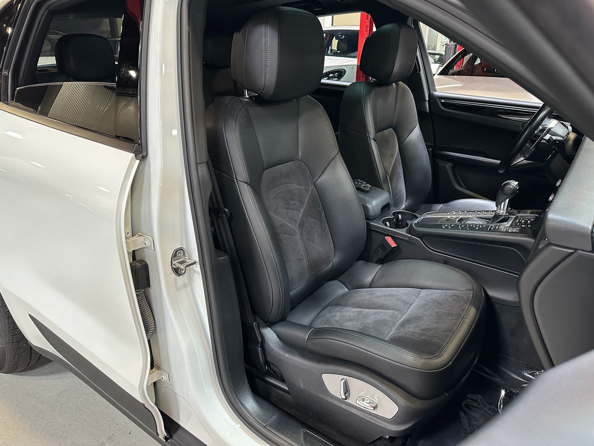 2021 Porsche Macan Base photo 29
