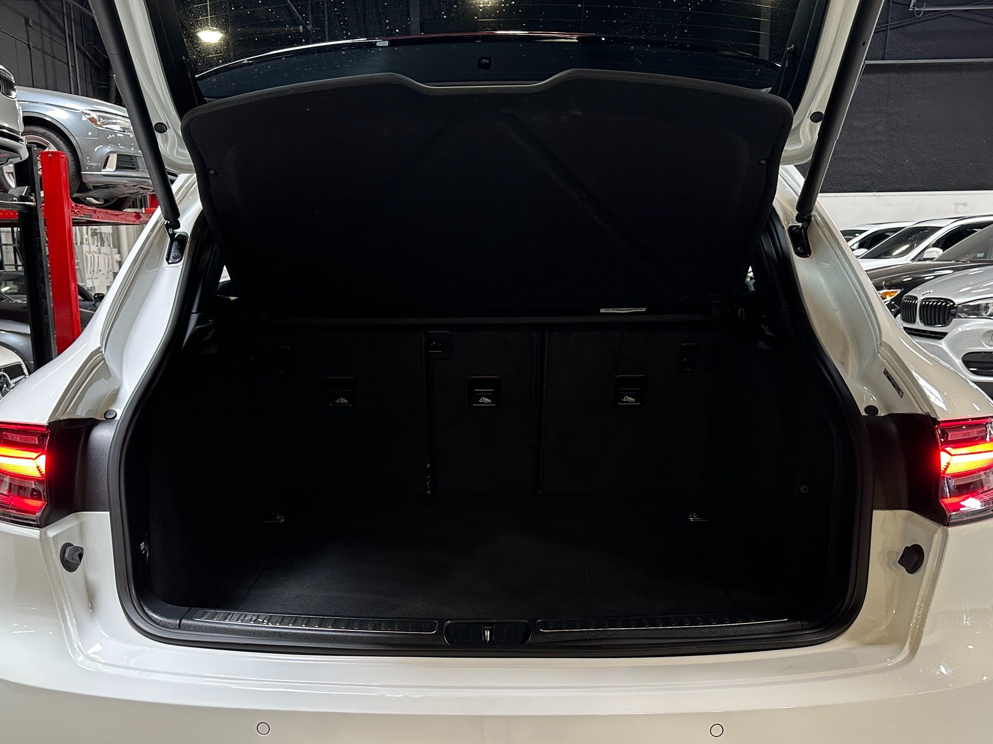 2021 Porsche Macan Base photo 32